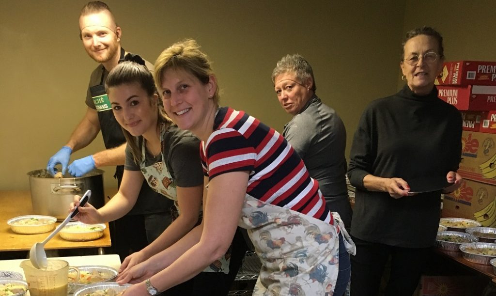 La Caisse Desjardins cuisine 400 filets de porc pour les paniers de Noël